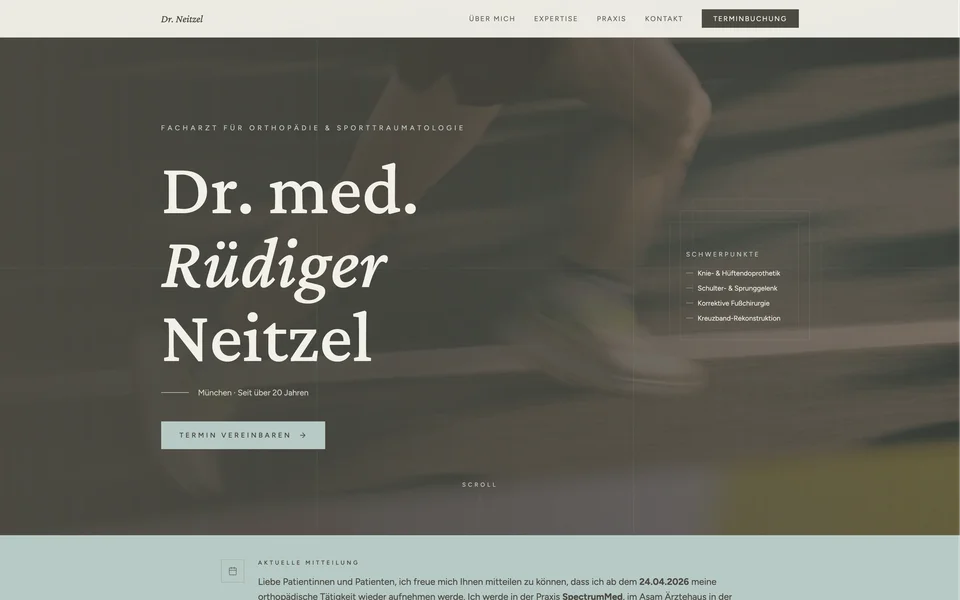 Website von Dr. med. Rüdiger Neitzel mit großem Namenszug und Termin-Schaltfläche in Oliv und Salbei
